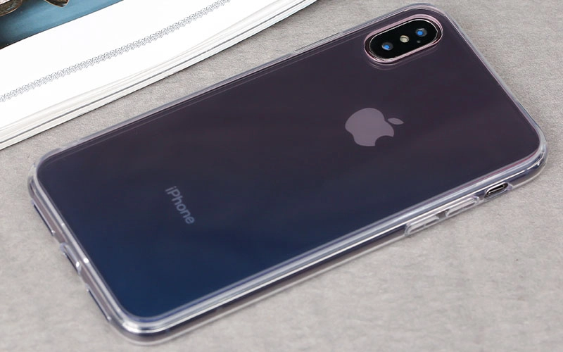 thao-op-lung-truoc-khi-cam-sac-iphone