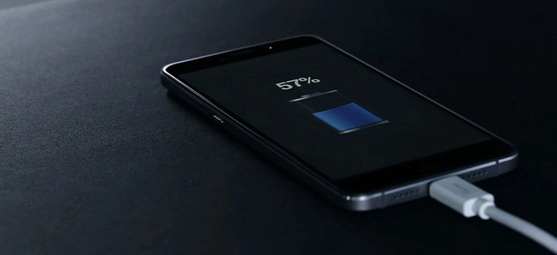 co-nen-sac-iphone-14-pro-max-qua-dem-hay-khong