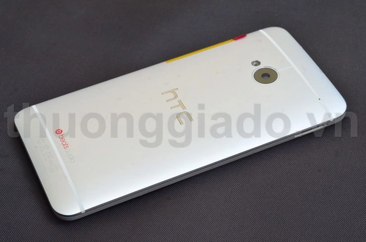 Thay vỏ HTC One (M7) màu xanh chính hãng
