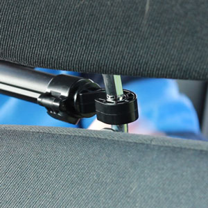 Kẹp giữ máy tính bảng & điện thoại ở giữa phần tựa đầu ô tô