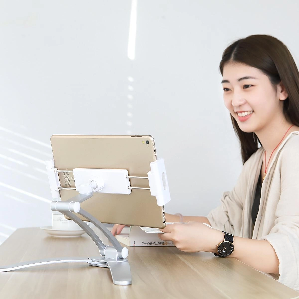 Chân giữ máy tính bảng hiệu Rock Desktop Stand