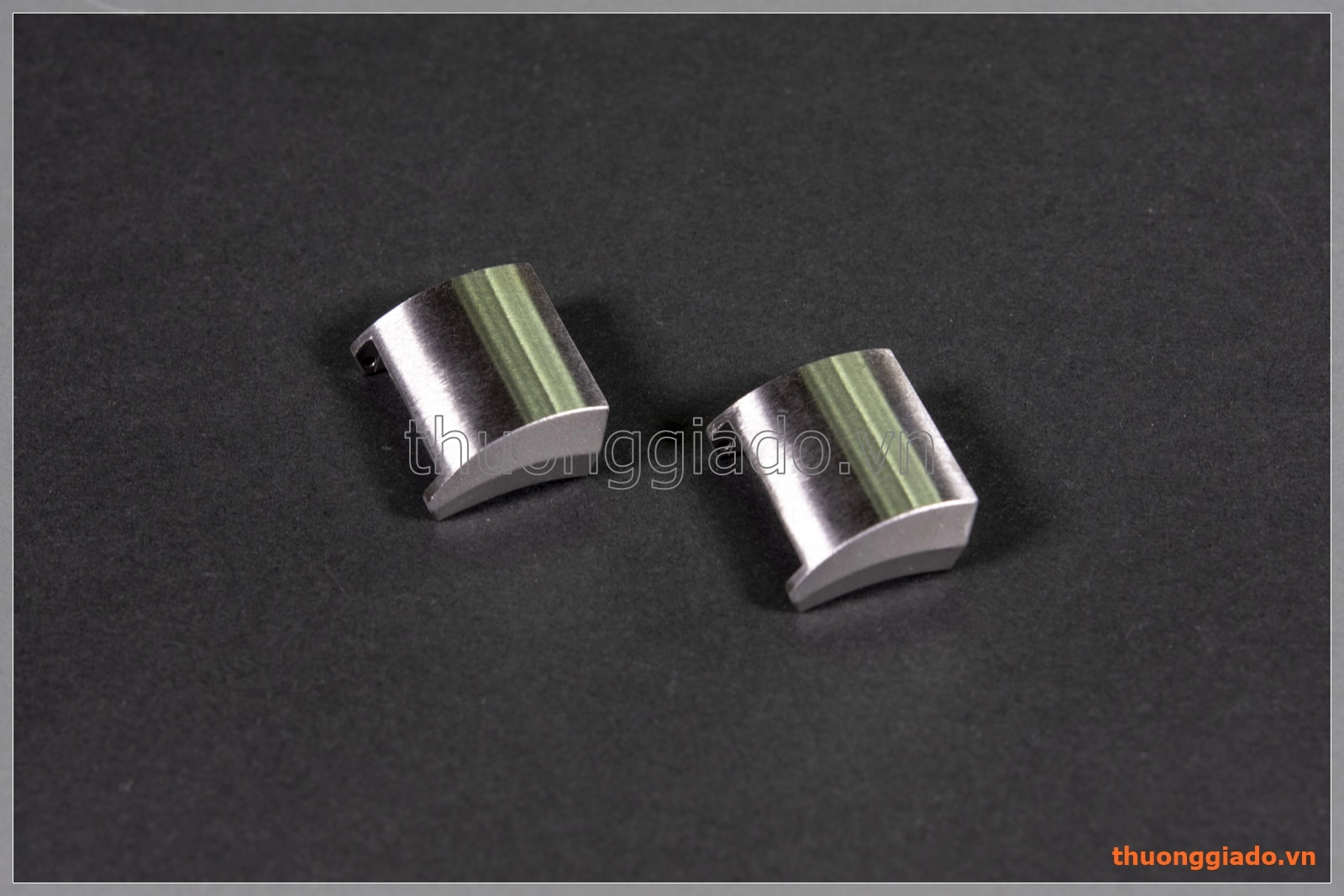 Đầu chốt dây đồng hồ Fitbit Charge 2 (chất liệu thép không gỉ)