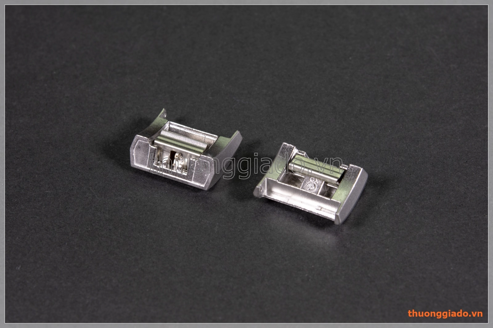 Đầu chốt dây đồng hồ Fitbit Charge 2 (chất liệu thép không gỉ)