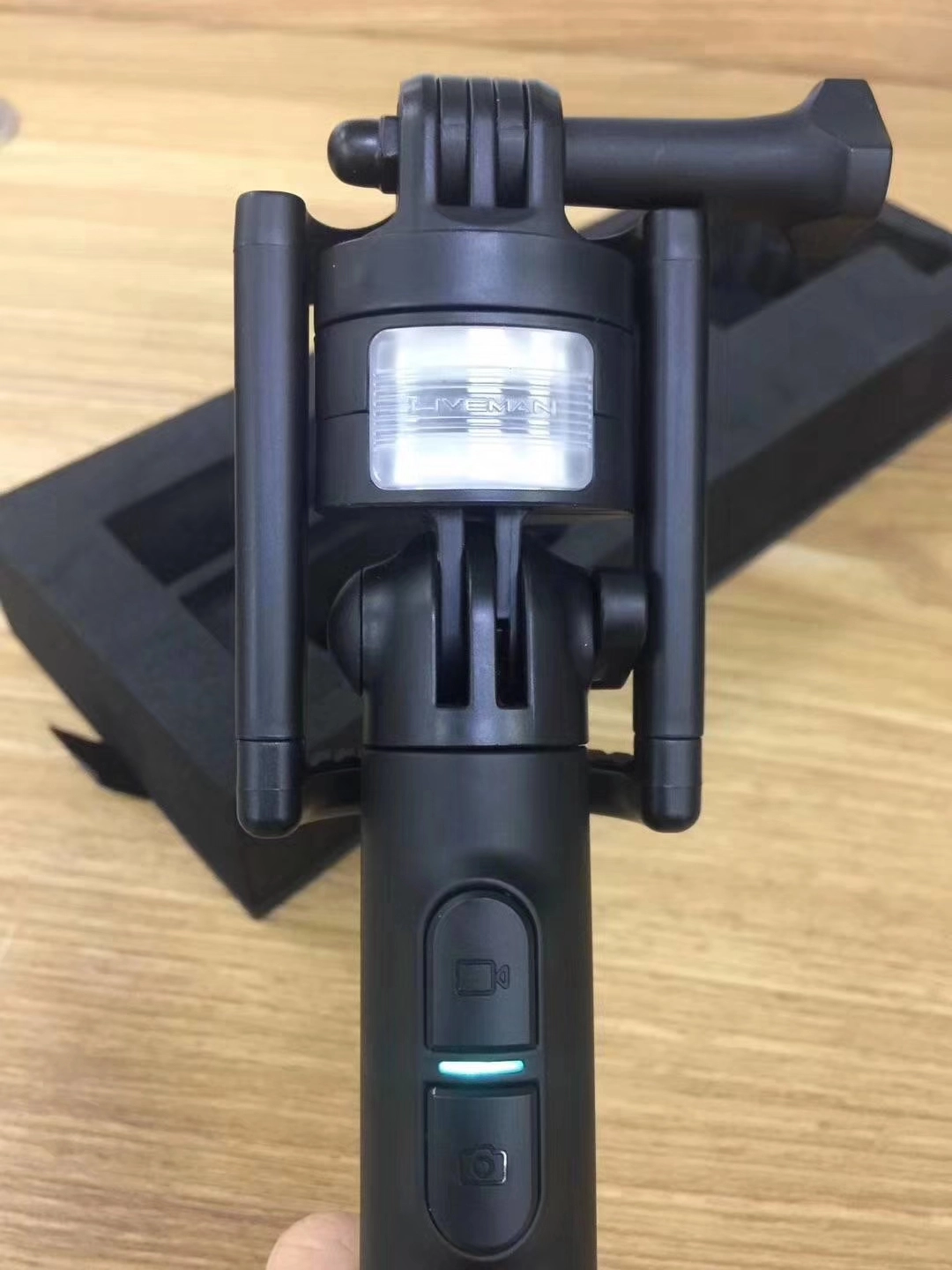 Gậy chụp ảnh tự sướng LIVEMAN S1 Selfie stick có đèn led bù sáng Gậy chụp ảnh tự sướng LIVEMAN S1 Selfie stick có đèn led bù sáng