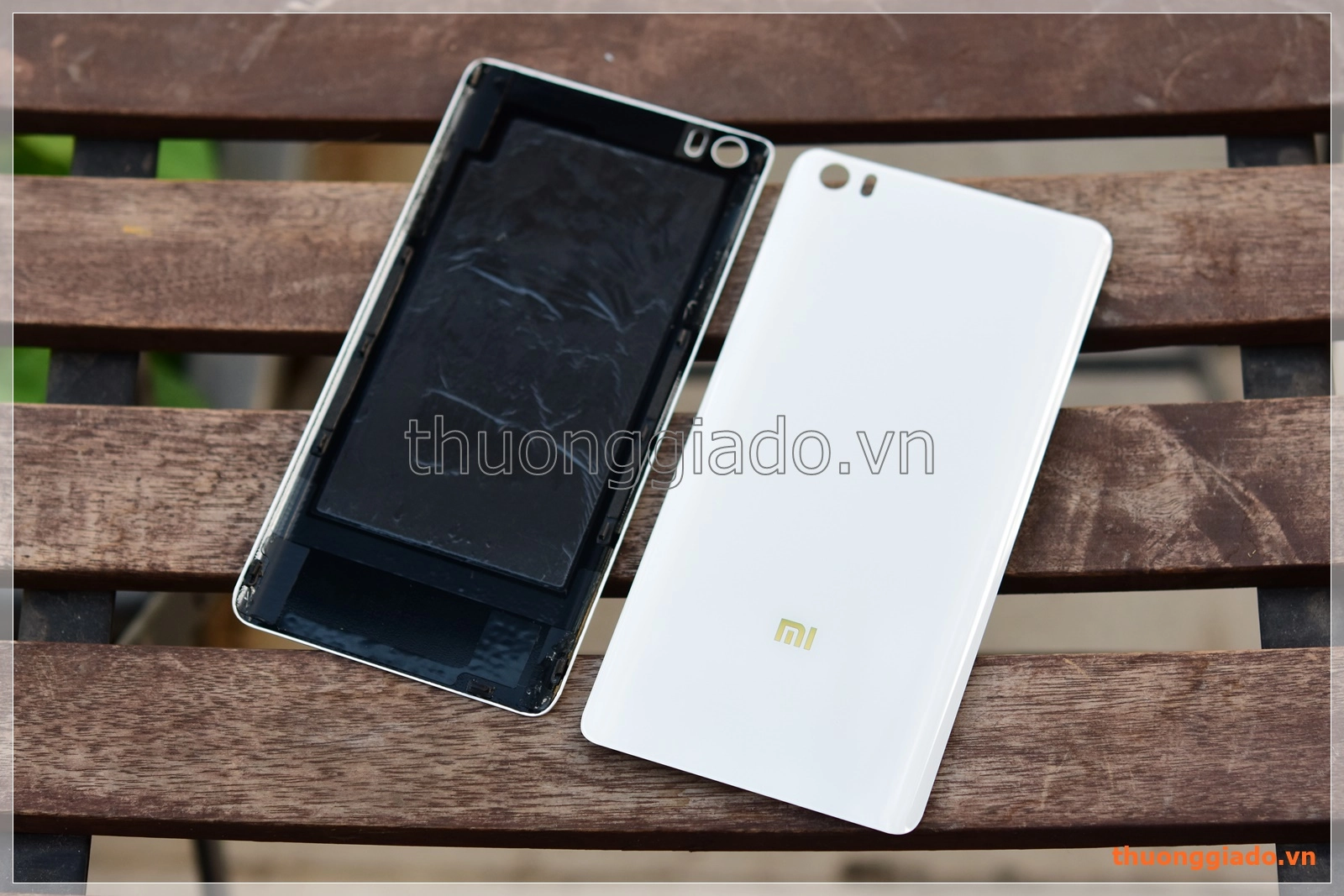 Thay kính lưng Mi Note/ Mi Note Pro (5.7") màu trắng logo màu vàng gold