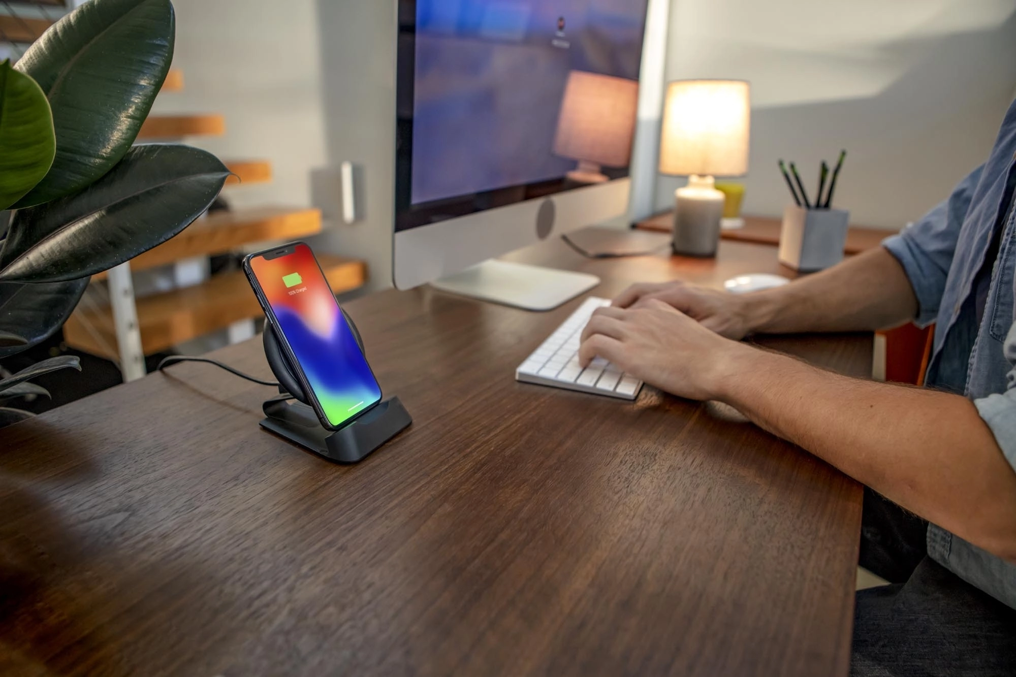 Đế sạc không dây để bàn và trên xe hơi Mophie Charge Stream Desk Stand 10W