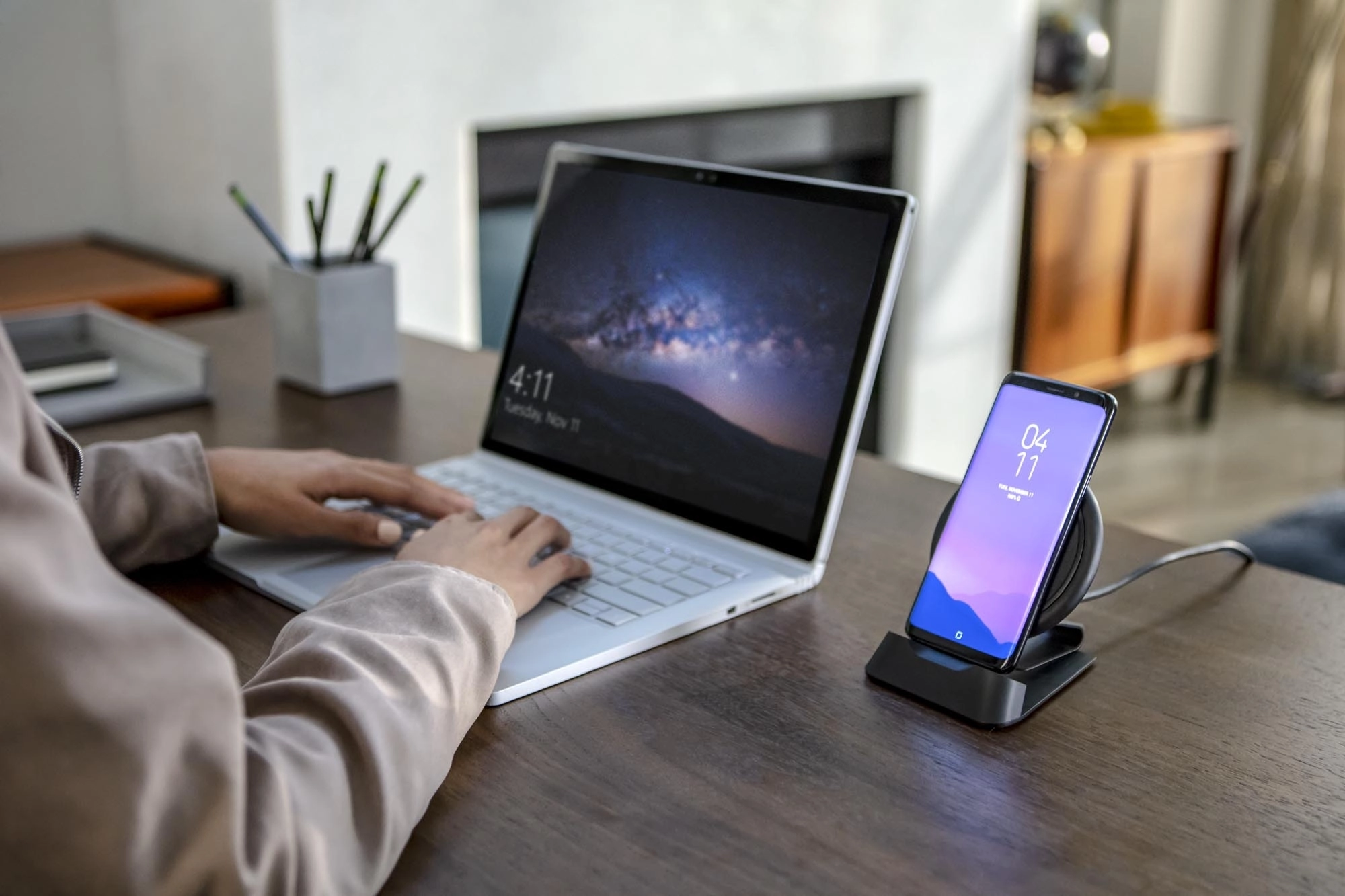 Đế sạc không dây để bàn và trên xe hơi Mophie Charge Stream Desk Stand 10W