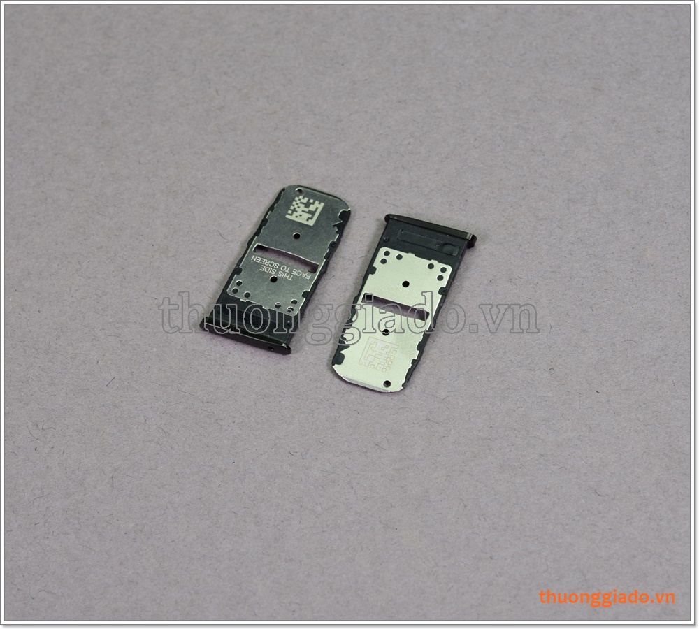 Khay sim Motorola Z3 Play (6.01 inch), với 02 ngăn đựng nano sim, kèm thẻ nhớ