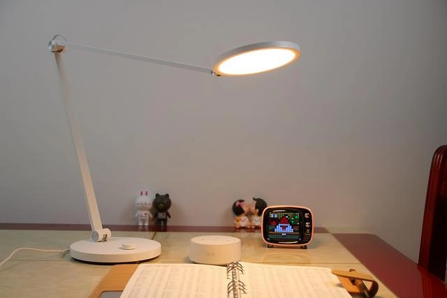 Đèn bàn Xiaomi Pro MJTD02YL màu trắng, kết nối mi home, 700lm