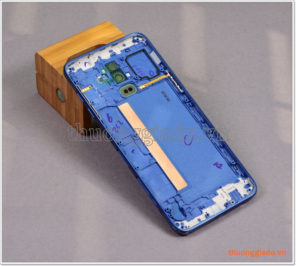 Thay nắp lưng Samsung Galaxy J8+ /Galaxy J8 Plus (2018), kèm kính vành viền camera sau