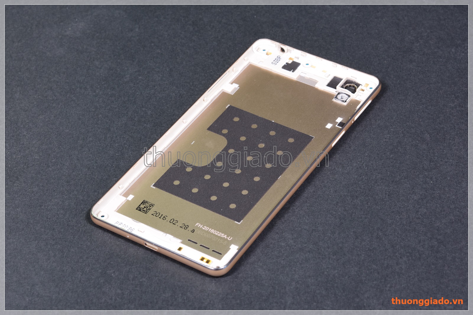 Thay vỏ OPPO F1/ OPPO A35 màu vàng (không kèm khung viền màn hình)