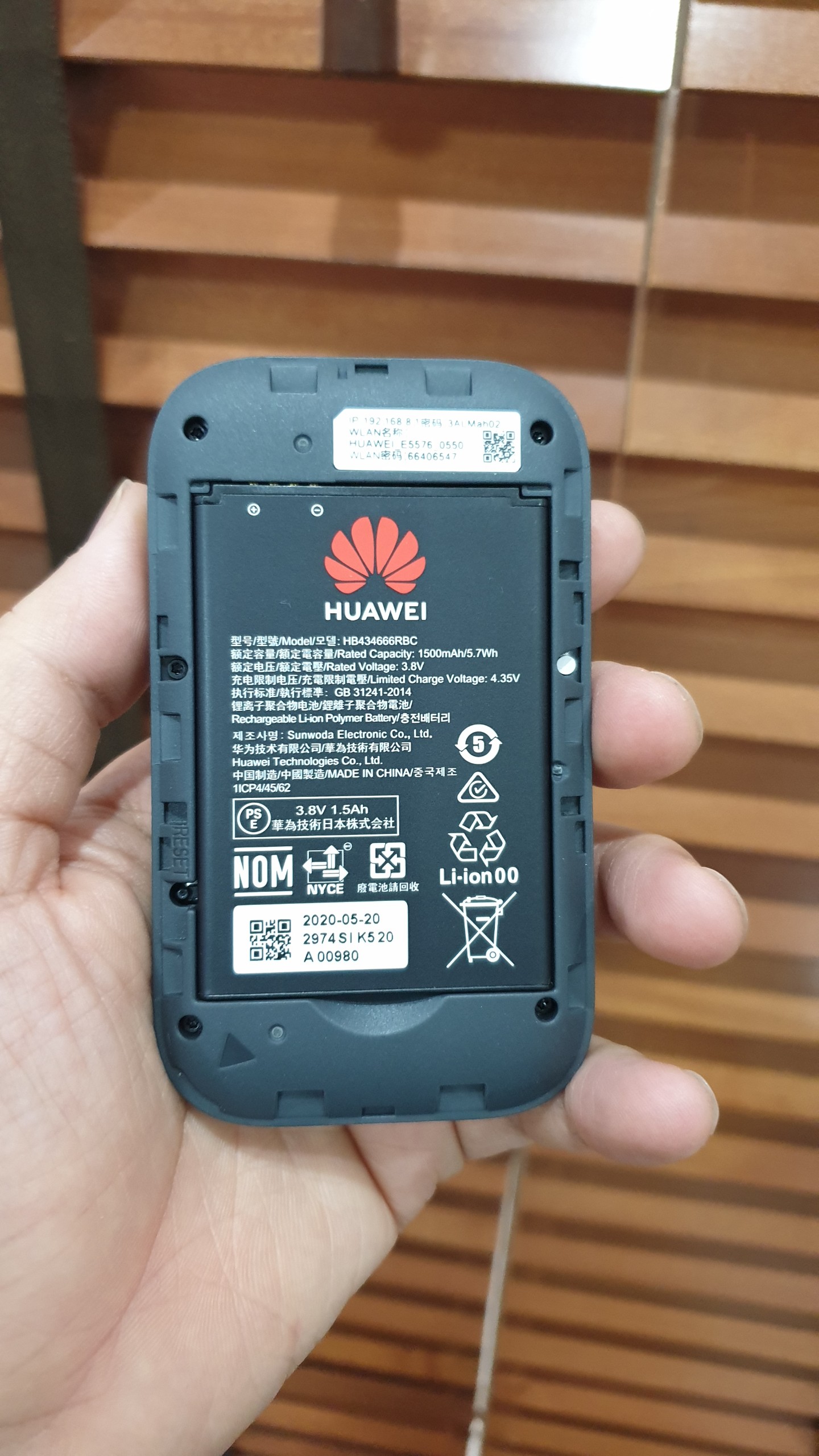 Thiết bị phát WIFI từ sim 4G/ sim 3G Huawei E5576-855 (WIFI 3, 150Mb/s, 16 thiết bị)