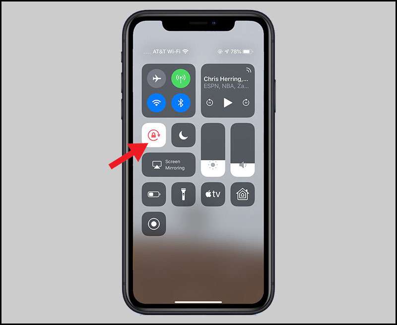Tại sao màn hình iPhone 12 không tự động xoay được?
